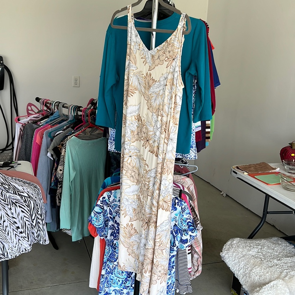 Cream/brown floral dress, light weight. Size Medium!